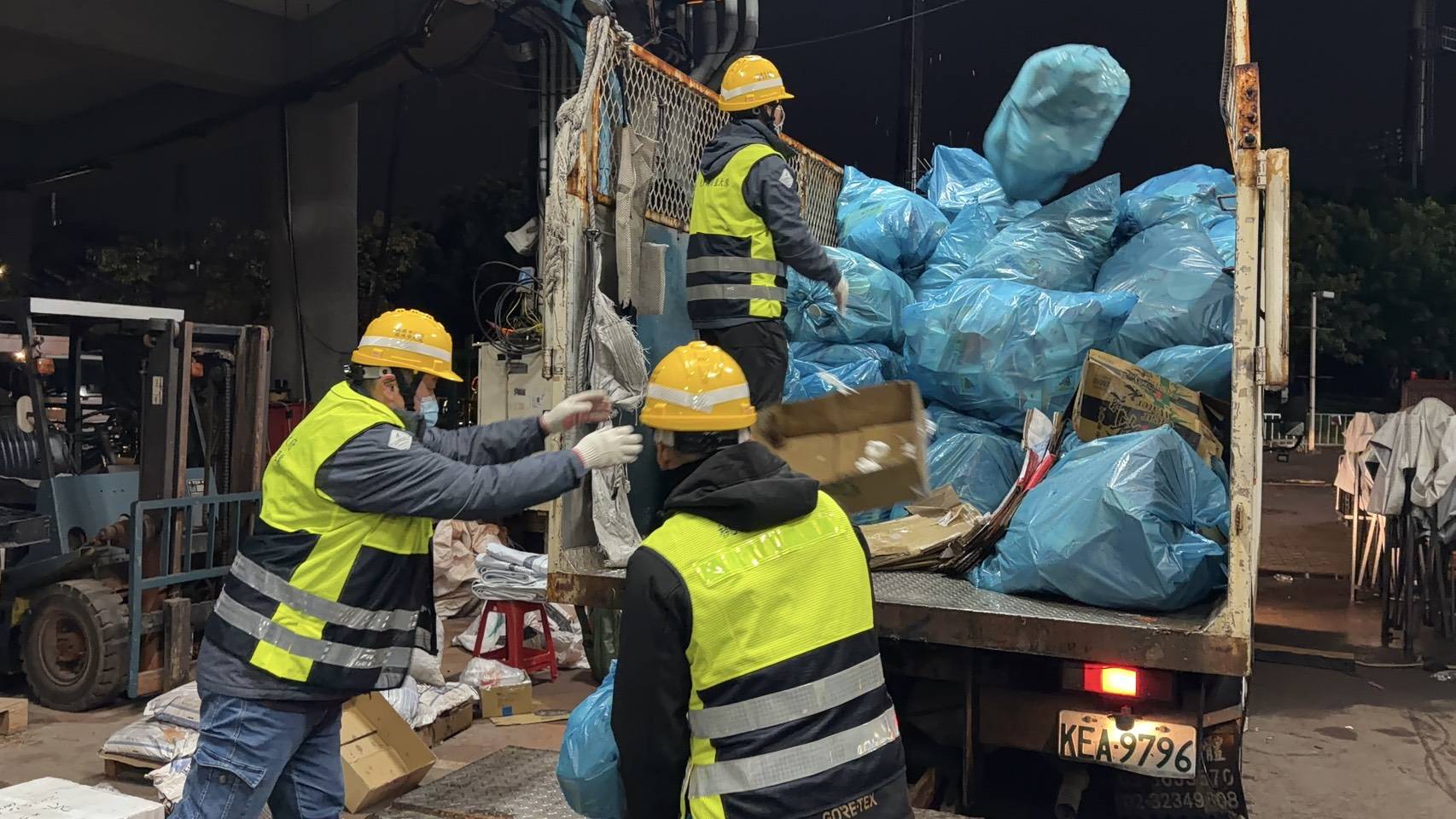 專用垃圾袋正式上路 2026桃園跨年晚會散場 環保局徹夜清運減量成效良好 (1).jpg